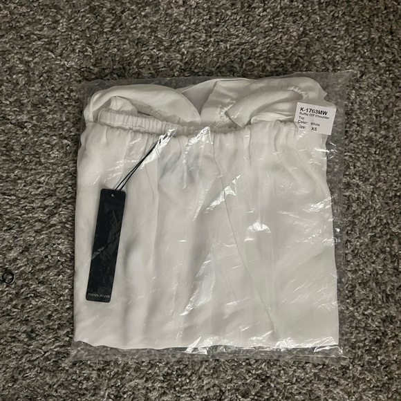 Revolve Krisa ruffle off shoulder top XS white NWT - Picture 6 of 6